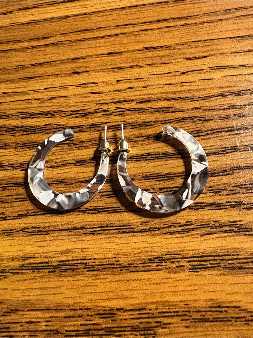 Pearlescent Tortoiseshell Hoop Earrings - Gray/White